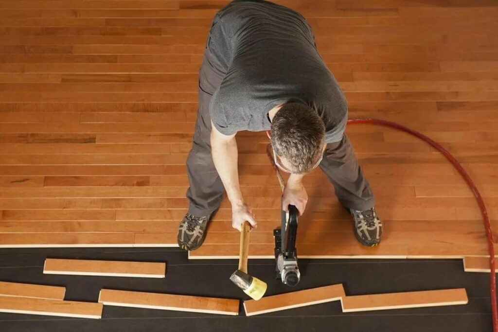 کفپوش چسبی روی موزاییک راهی آسان و سریع برای تغییر دکور بدون تخریب