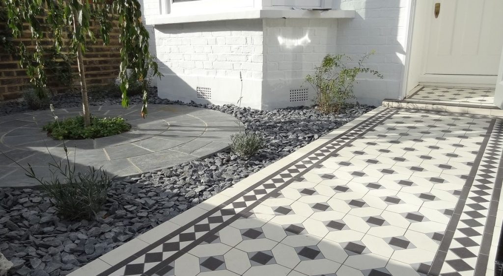 موزاییک حیاط سفید